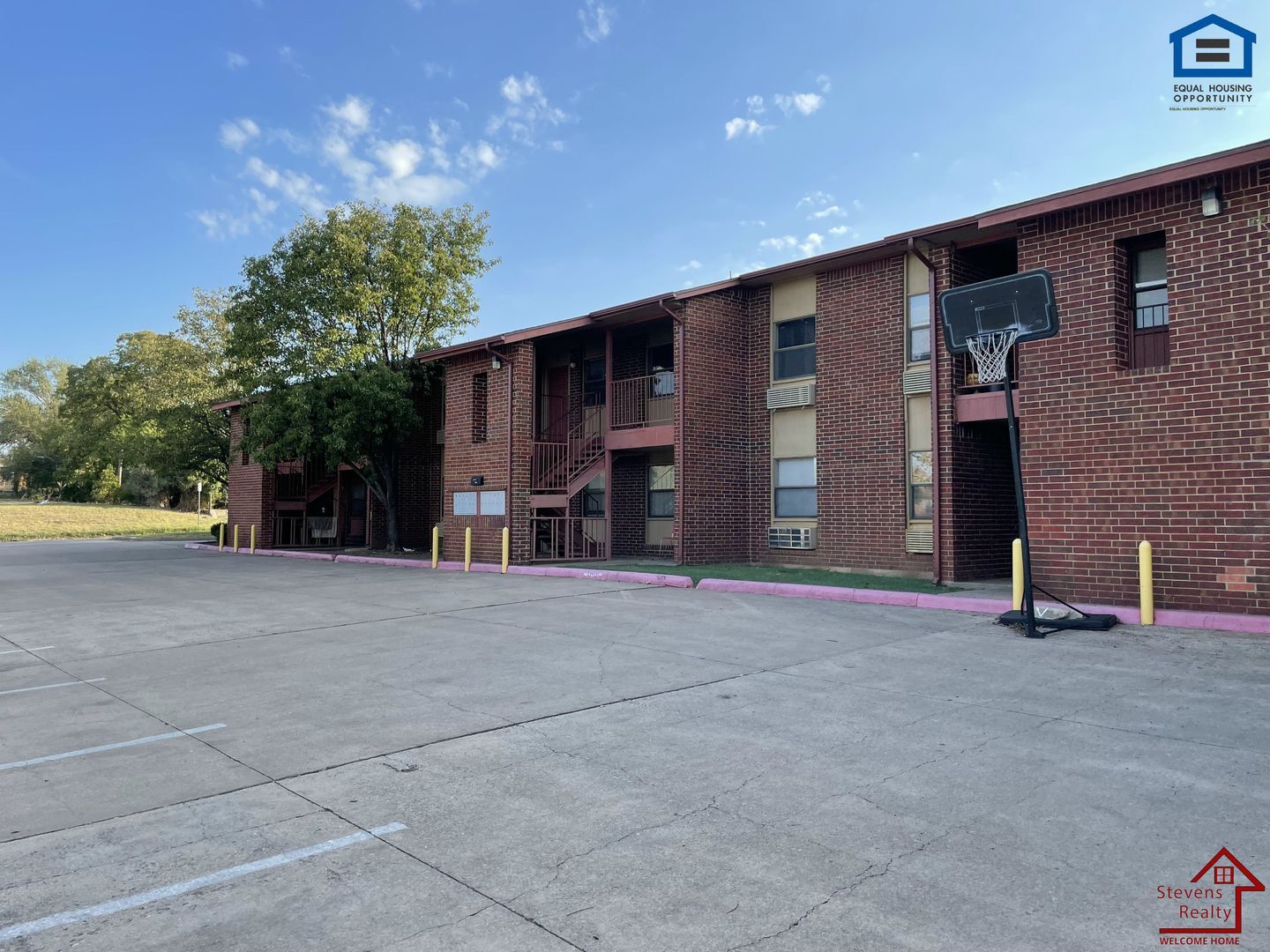 Building Photo - 1912 SW D Ave