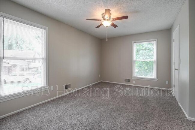 Building Photo - 11917 Sycamore Ave