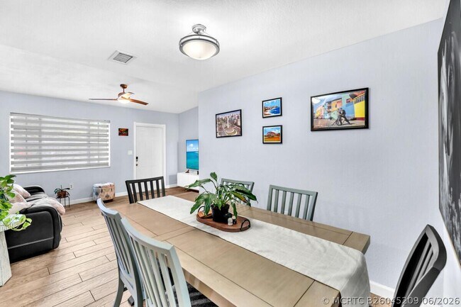 Building Photo - 404 S 62nd Terrace