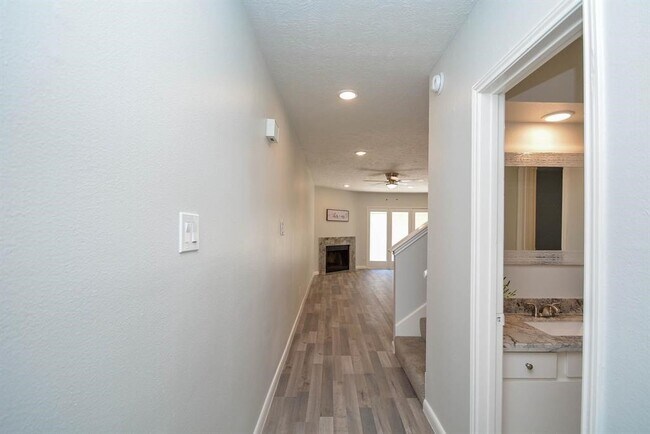 Building Photo - 978 Memorial Village Dr