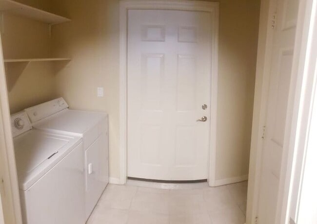 Building Photo - TANAMERA CONDOMINIUMS 1 bed 1 bath 1 car g...