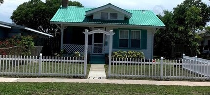 Building Photo - 537 E Fee Ave