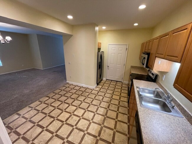 Building Photo - 2 Bed 2 Full Bath Condo w/ Garage For Rent