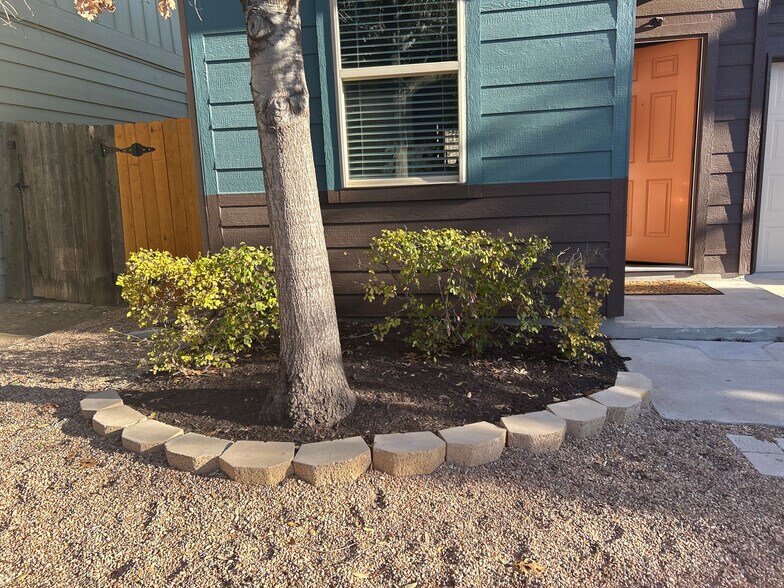 Building Photo - Room in Condo on Red Bud Ridge Ln