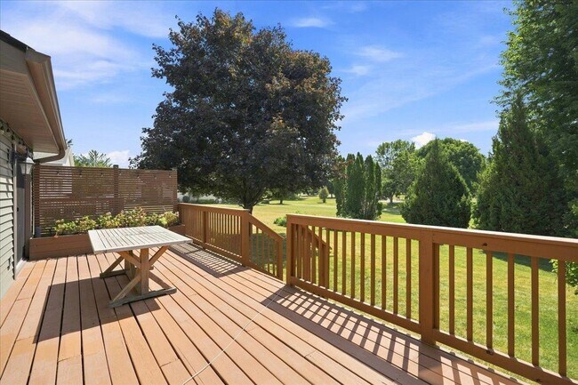Building Photo - 911 Thomas Dr
