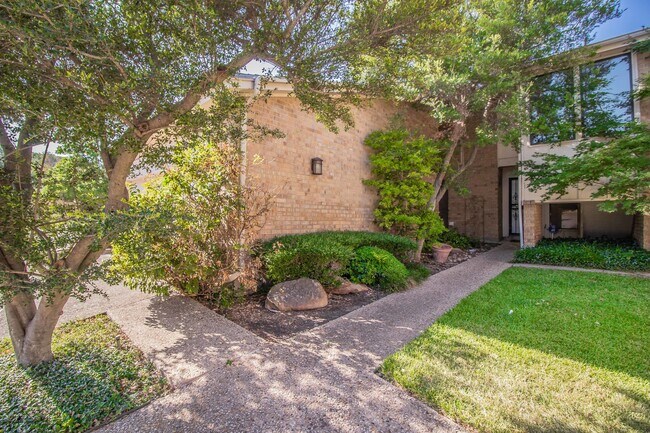 Building Photo - Amazing Townhome