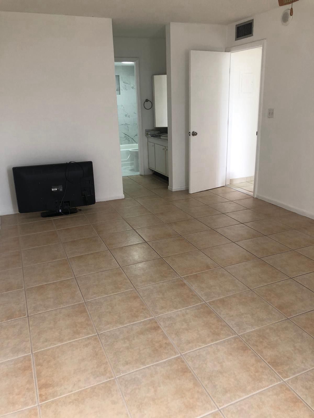 Building Photo - 1200 NE Miami Gardens Dr