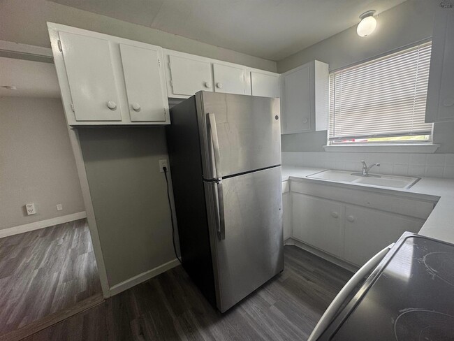 Building Photo - 204 W Garden Dr