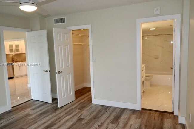 Building Photo - 4164 Inverrary Dr