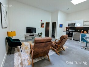 Building Photo - One bedroom with skylights!