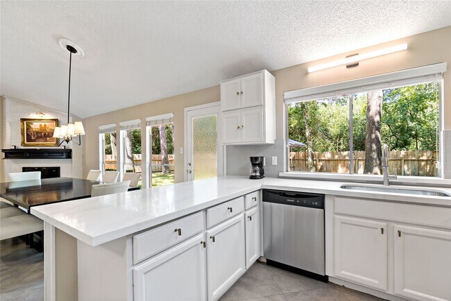 Building Photo - 9 Brentwood Oaks Ct
