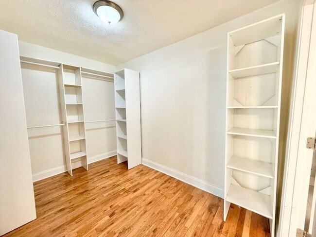 Building Photo - 2076 Azalea Cir