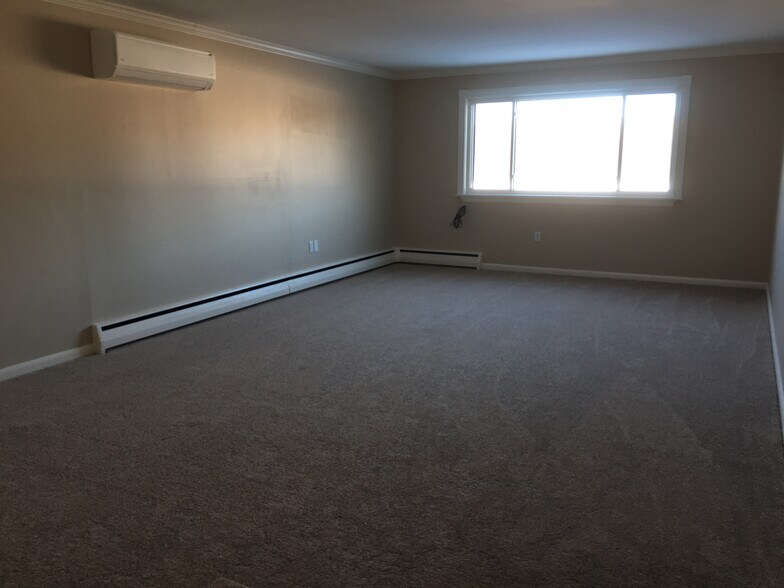 Living Room - 3643 N Front St