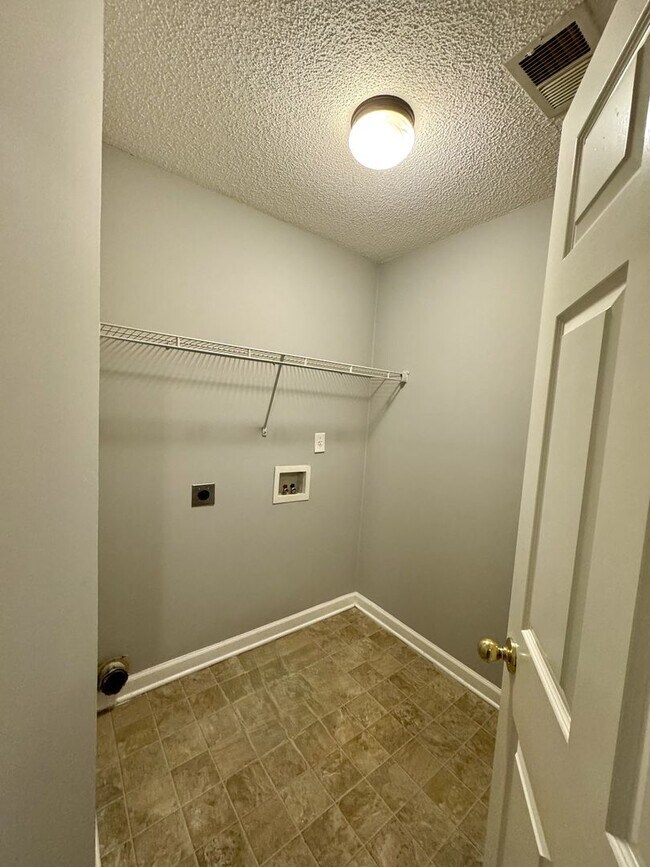 Building Photo - 639 Burton Ln