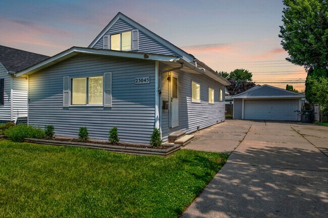 Building Photo - 4 bedrooms $1995