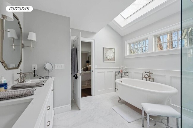 Building Photo - 3368 Noyack Rd