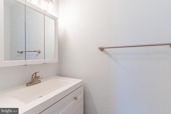 Building Photo - 8708 Village Square Dr