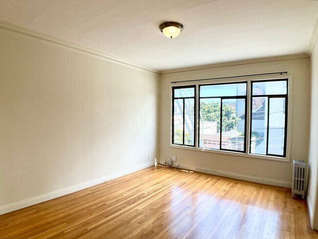 Building Photo - 1BR/1BA. Bay Windows, Laundry On-Site. GAR...