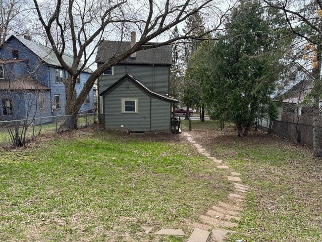 Building Photo - Beautiful 3 Bedroom Home