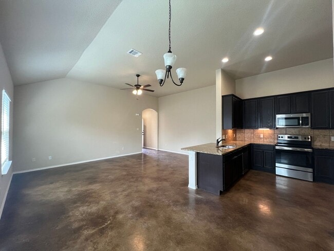 Building Photo - Luxury 3/2 duplex in NBTX