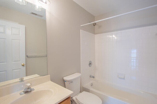 Building Photo - Great Views Overlooking the Golf Course - Large 3 Bedroom End unit TownHouse