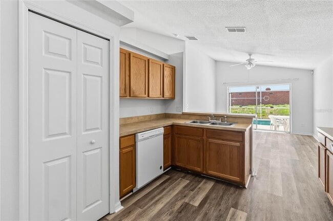 Building Photo - 210 Pine Cone Dr