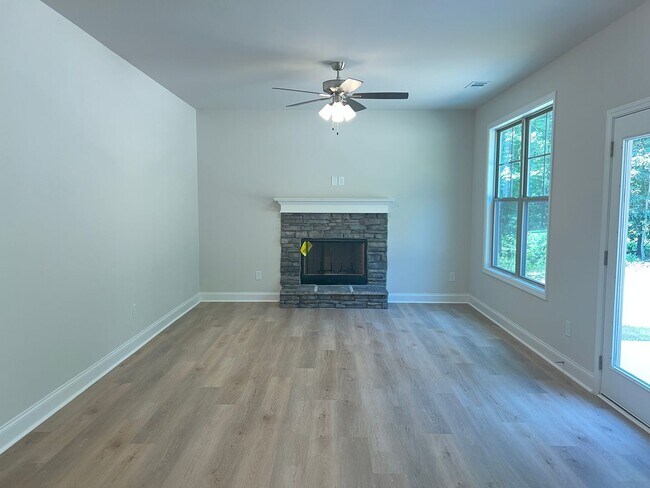 Building Photo - Beautifully Done & Brand New 4BD/2.5 Home in Jones Co.