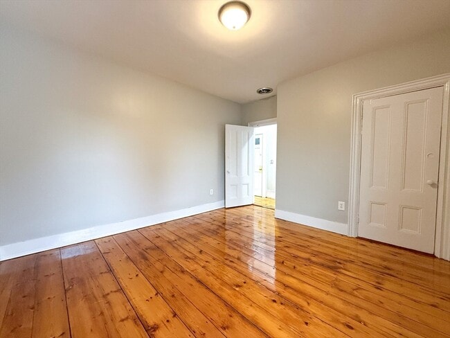 Building Photo - 173 Elm St