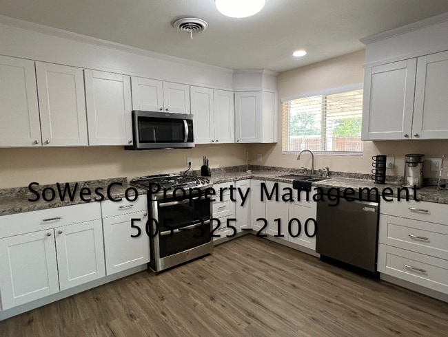 Building Photo - Beautiful Remodeled 3 Bed 2 Bath Furnished...