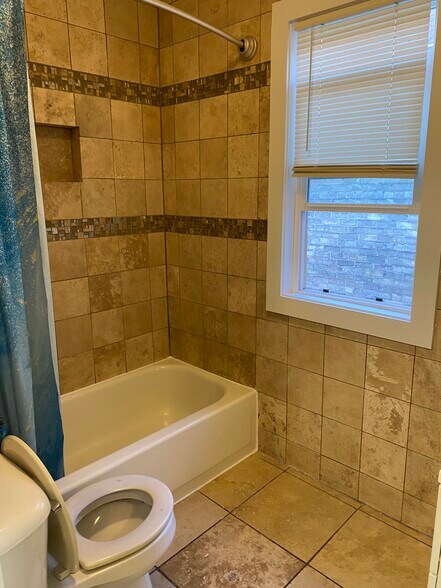 Building Photo - 1605 E 4th St