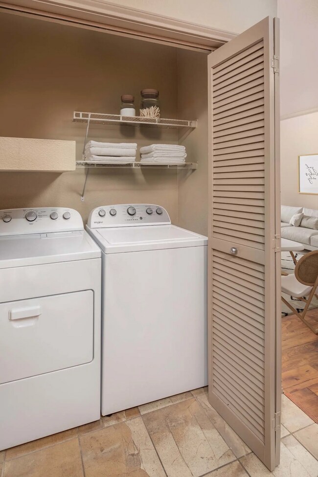 Building Photo - 2/2 Impressively Designed, Exceptionally Located!