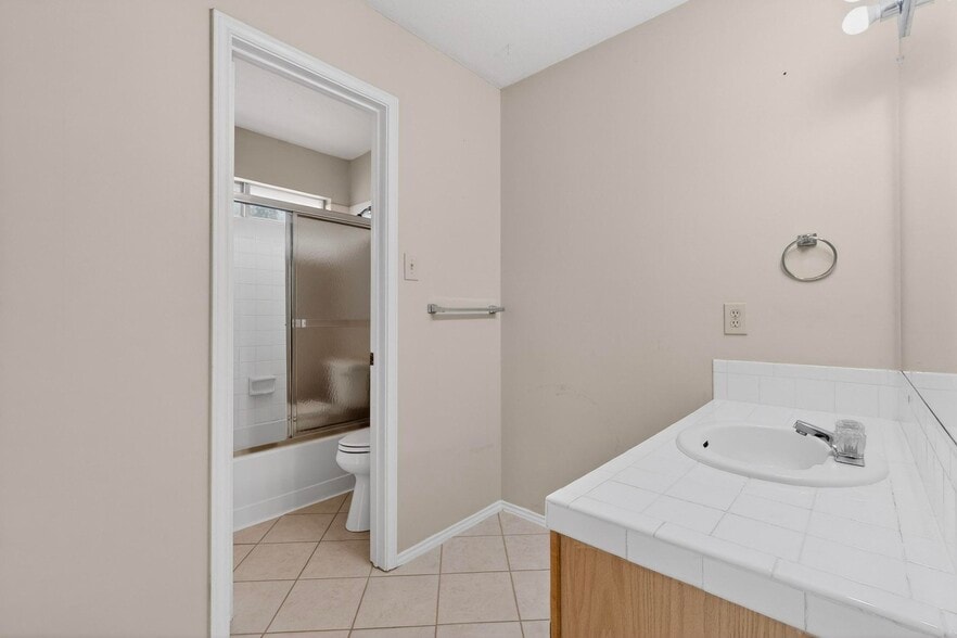 Building Photo - 636 Raintree Cir