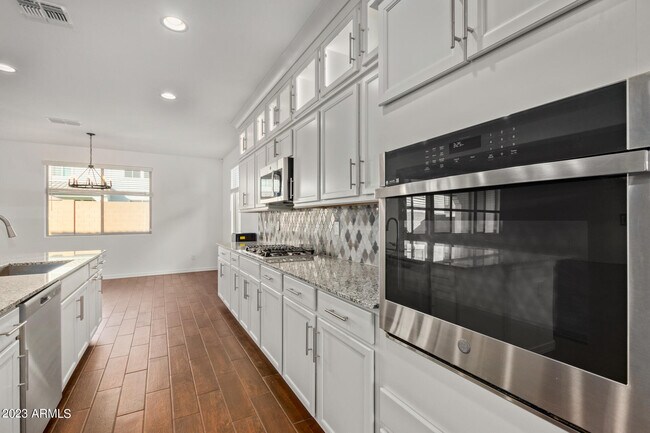 Building Photo - 14038 W Desert Hollow Dr