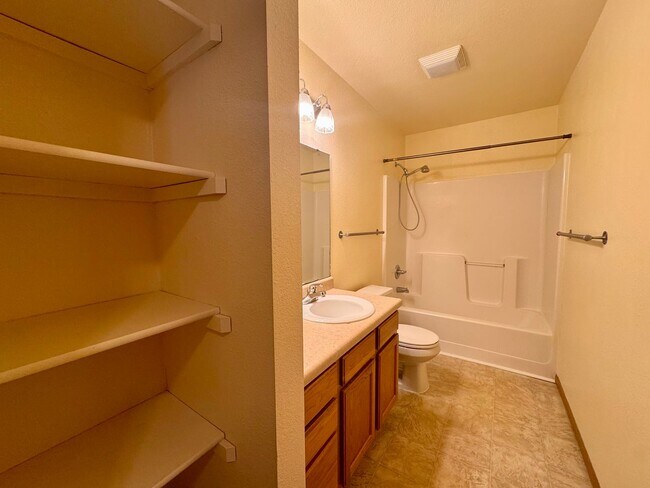 Building Photo - 22585 Hollow Oak Ln