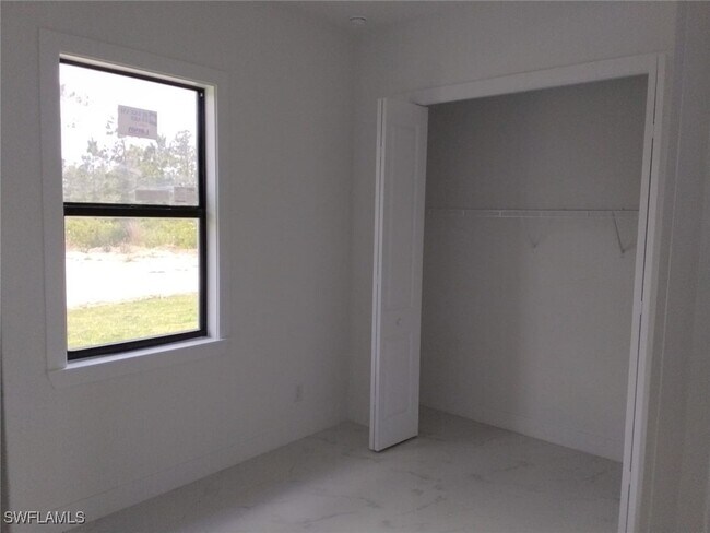 Building Photo - 402 Irving Ave