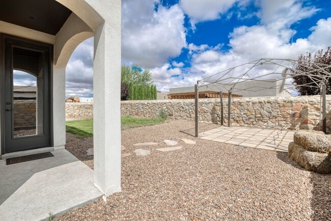 Building Photo - Beautiful East side House in Ventanas Subdivision