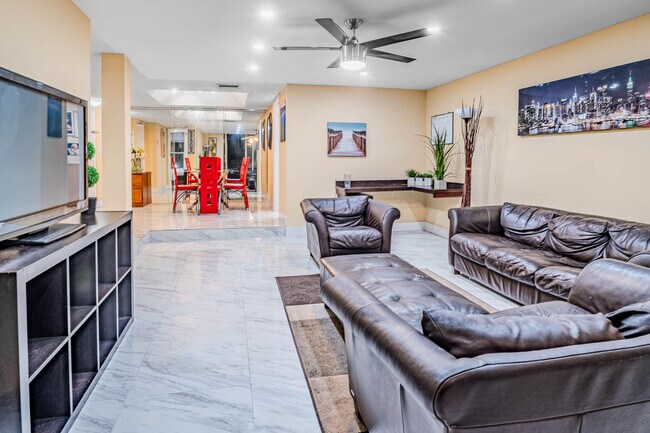 Building Photo - 3710 Inverrary Dr