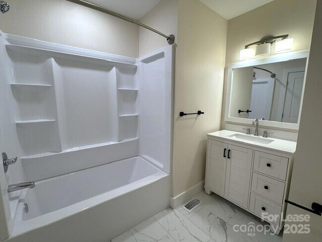 Building Photo - 19612 Oak St