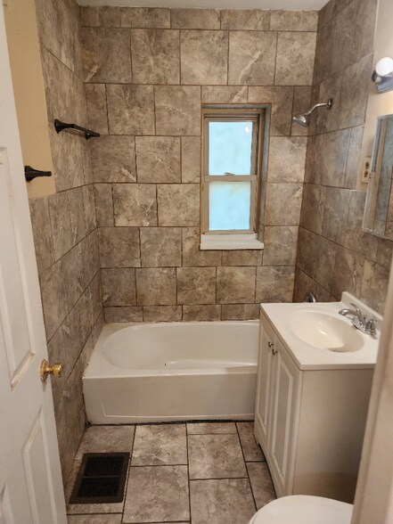 Building Photo - 3417 Riverside Dr