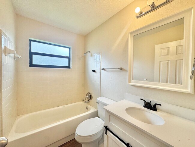 Building Photo - Apartment - Right off Cypress Gardens Blvd!