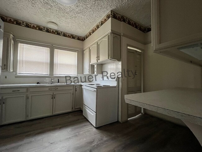 Building Photo - Three Bedroom Near Brookside Park