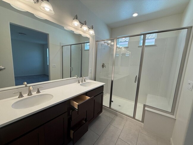 Building Photo - Spacious 3 bed 2.5 bath available in North...