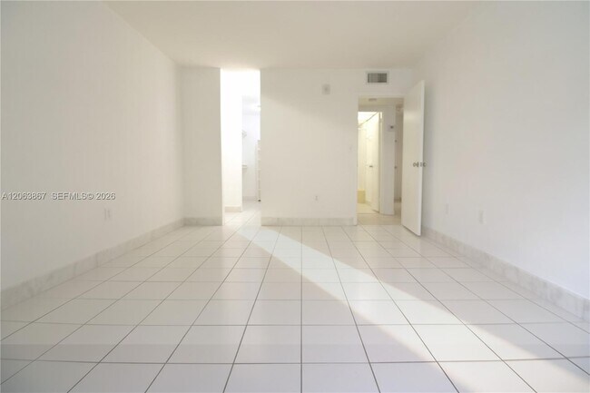 Building Photo - 1225 NE 124th St