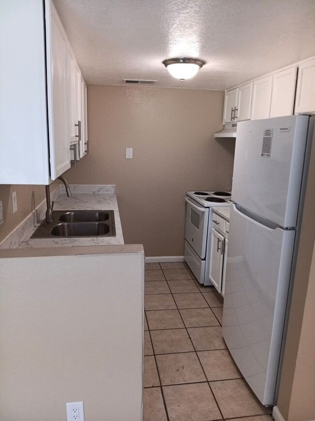 Building Photo - Available Now! 3 Bedroom 2 Bathroom Located in SW ABQ!! Showings Available! Price drop!