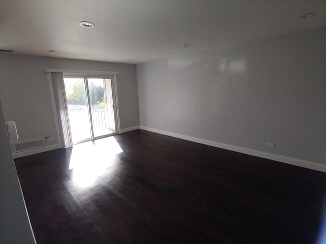 Building Photo - 2212 Country Club Dr