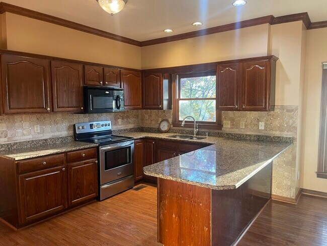 Building Photo - 604 Emmett Creek Ln
