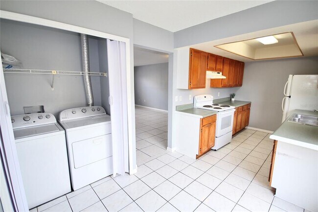 Building Photo - 3283 Oak Lake Pl