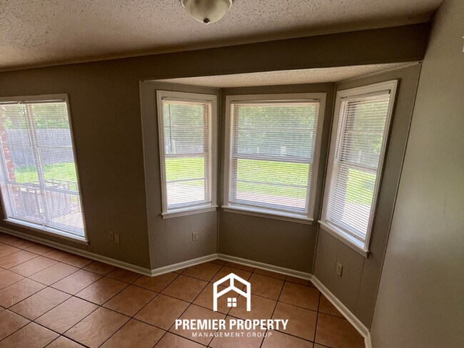 Building Photo - Charming 3BR/2BA in 38118 | Low-Maintenance Tile Floors, Bay Window & Patio