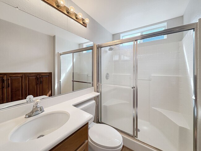Building Photo - Beautiful 4B/3BA house w/ large backyard i...