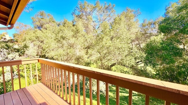 Building Photo - Beautifully Updated & Remodeled Townhome o...